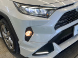【LEDヘッドライト】悪天候や夜間走行時も良好な視界を確保し安心して運転できる高輝度LEDヘッドライトを装備!点灯速度が早く、消費電力も抑えられています。