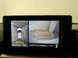 【全周囲モニター】車を上空から見下ろしたような映像をカーナビ画面に映し出し、車庫入れや縦列駐車をサポートしてくれます。