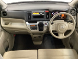 車内は光触媒抗菌消臭施工済です。インパネ周りはスタイリッシュなデザインで機能や装備も充実しています。グローブボックスやカップホルダーのほかにトレーなどたくさんの収納スペースが付いています。