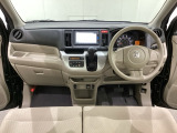 車内は光触媒抗菌消臭施工済です。インパネ周りはスタイリッシュなデザインです。グローブボックスやカップホルダーのほかにトレーなどたくさんの収納スペースが付いています。