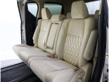ゆとりある広々とした車内空間は、ドライブを始め買い物やレジャーなど、幅広く活躍します。一人でもみんなとでもお出かけを楽しみましょう!