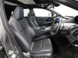ゆったり室内で運転もしやすいです♪使い勝手の良い配置も考えられています!!