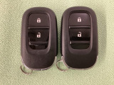 スマートキーを装備しています。鍵を差し込むことなくドアロックの開け閉めと、スタートボタン操作でのエンジンスタートができます。スペアキーも同じものを用意しております。