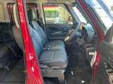 運転席シートリフター(ラチェット式)で、座面の高さも上下に動き、体格にあわせて調整ができます。