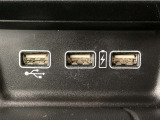 【USBポート】USBポートも装備されています、スマートフォンの充電やオーディオに連携も可能です、今や欠かせない装備の一つです!