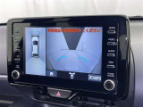 パノラミックビューモニターを装備。駐車場や交差点でクルマを真上から見るように周囲を確認できます。機能の詳細は販売店スタッフまでおたずねください。