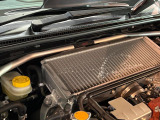 【STIタワーバー】お車の剛性を高めるタワーバーを装備。よりスムーズなコーナリング走行が可能となり、走りも楽しめます。