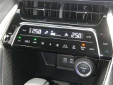 【オートエアコン】車内温度を感知して自動で温度調整をしてくれるのでいつでも快適な車内空間を創り上げます!どの席に座っても快適なドライブが楽しめます♪
