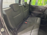 広々とした2列目シートは居住性が高く、居心地も快適!友達や家族とのお出かけにぴったりです。ベビーシートやチャイルドシート使用時も快適にお過ごしいただける十分な空間を確保しています。
