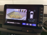 リバースギアに入れるだけで後方の表示へ切り替わります。夜間や雨の日の駐車も楽になりますよ。