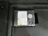 スペアタイヤレス車です。応急セットを搭載しております。