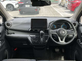 運転席からの視界が左右に広く隅々まではっきりと見えます!クルマの前端も把握しやすく安心です