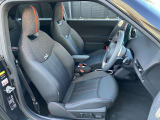 【運転席シート】人間工学に基づき形成した形状が長時間のドライブ疲労も軽減します。すべての走りを特別な出来事に変える様に設計されています。