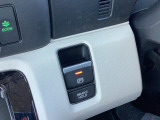 電子パーキングシステム搭載車です。ブレーキホールド機能もついております。アクセルペダルを踏めば自動的に解除します。
