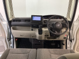 【前方視界】開放的な前方視界!運転がしやすく疲れにくいです♪窓が大きく、見通しがとっても良いおクルマですよ♪