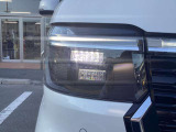 【LED・HIDヘッドライト】 ハロゲンヘッドライトに比べて大光量で、遠方視認性を向上させてくれる為、悪天候や夜間の運転をより安全にサポートしてくれます