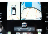 バックギアに入れるとバックカメラの映像がナビに映ります。障害物までの距離もわかりやすいです。