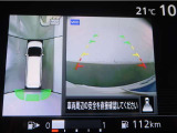 パノラミックビューモニター付きです。車両を上から見た様な映像を画面に表示。運転席からの目視だけでは見にくい、車両周辺の状況をリアルタイムでしっかり確認出来ます。