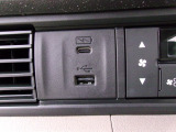 便利な充電用USBジャックも付いています。