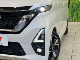 【LEDヘッドライト】悪天候や夜間走行時も良好な視界を確保し安心して運転できる高輝度LEDヘッドライトを装備!点灯速度が早く、消費電力も抑えられています。