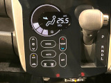 【タッチパネル式オートエアコン】一度お好みの温度に設定すれば、車内の温度を検知し風量や温度を自動で調整。暑い&hellip;寒い&hellip;と何度もスイッチ操作をする必要はありません。快適な車内空間には必須の機能ですね♪