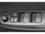 スイッチ一つで窓を開け閉めできるパワーウィンドウスイッチです。