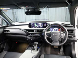 デザインもよく、居心地のよい運転席ですね。分かりやすいスイッチ類ですから操作もしやすく運転をサポートします。