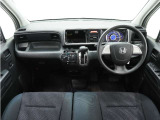◆視界広々で非常に運転しやすくロングドライブでも疲れを感じさせないすっきりとまとまったインパネ周りです。
