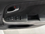 狭い駐車場で便利な電動格納ドアミラーが付いています。