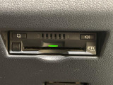 【純正ビルトインETC】有料道路を利用する際に料金所で停止することなく通過できる、ETC車載器が装備されています。セットアップを行うことで利用可能になります。
