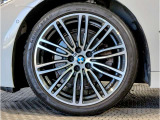 【BMWアロイホイル】軽量かつ強度に拘ったアロイホイル。走行性能ポテンシャルを引き出す設計。車の足元を引き締めてくれる大きなポイントはアロイホイルです。
