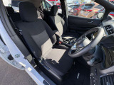 高級感を感じるエアリーグレーの内装色のシートです!電気自動車ならではのクリーンで静かなドライブを寛いで楽しんでいただけるすわり心地の良いシートになっています!!
