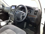 運転席周りのレイアウトをご覧ください。ナビゲーションが綺麗に装着されすっきり収まってますね!