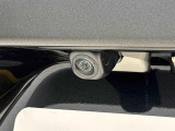 バックカメラ 車両の前後左右に搭載した4つのカメラにより、車庫入れや狭い道でのすれ違いをしっかりサポートするパノラマモニター対応カメラが付いてます