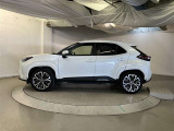 お車購入のポイントとなるフロントマスクです!シャープな目つきが印象的なデザインのヘッドランプです。
