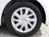 タイヤサイズは、155/65R14です。デザインにも優れている純正ホイールキャップが装備され、足元を引き締めます。