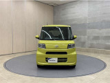 お車購入のポイントとなるフロントマスクです!シャープな目つきが印象的なデザインのヘッドランプです。