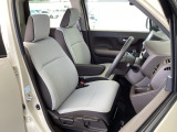 フロント広々、ベンチシートの運転席は、ハイトアジャスターが付いているので、快適にドライブができます。ハンドルはテレスコピック機能で、ハンドル位置を上・下・手前・奥に調節できます。