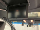 【後席モニター】後部座席専用のテレビモニターを装備しています。DVDを流すもよしテレビを見るもよし。あると便利な人気装備です。