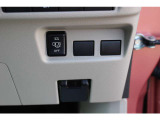 ハンズフリーオートスライドドア〈左側〉(挟み込み防止機構付)は運転席からも開閉可能。また、荷物やお子さまの抱っこで両手がふさがっていても、片足を振り入れるだけでスライドドアが開閉できます。
