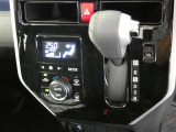 オートエアコン装備。車内を設定温度に自動で調整してくれるのでいつも快適にしてくれます。