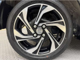 アルミホイール付き!「純正」なので車のデザインともマッチしています。お洒落は足元から。。。といいますから♪