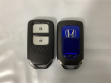 スマートキーを装備しています。鍵を差し込むことなくドアロックの開け閉めと、スタートボタン操作でのエンジンスタートができます。スペアキーも同じものを用意しております。