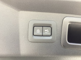 スマートキーや運転席のボタンを押すだけでリアゲートが自動で開閉します!荷物を持っている時や、高い位置にあるバックドアを閉める際に便利な機能です♪