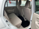 リヤシートも全車消毒済み。足元も軽とは思えない広さがあります。ドアには小物を収納できる便利な【リヤポケット】付。