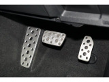 スポーティなデザインのアルミパッドブレーキペダルです。
