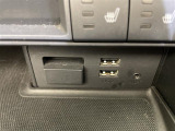【USB端子】USB接続もついていますので携帯などの電子機器の充電にも使えて便利です♪