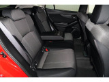 リアシートのセンターアムレストには2つのカップフォルダーつきで、車内全員がゆったりお過ごしいただけます!!