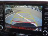 バックモニター付きでガイドラインがモニターに表示され、車庫入れや縦列駐車などの際に役立ちます!