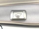 【パワーバックドア】スマートキーや運転席のボタンを押すだけでリアゲートが自動で開閉します!荷物を持っている時や、高い位置にあるバックドアを閉める際に便利な機能です♪